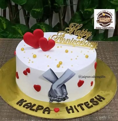 Picture of Hand Holding Cake Design